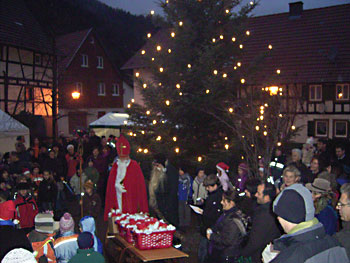 Der Nikolaus auf dem „Kronenplatz“ in Au