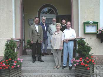 Emmy und Günter Bleyl, Bürgermeister Toni Huber, Gastgeber Hannelore und Julius Hürst, und Waldtraud Großmann, Gasthaus Krone in Au.