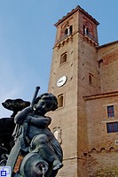 Turm des Theaters und Brunnenfigur Turm des Theaters und Brunnenfigur