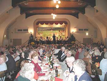 Die Senioren feiern in der herbstlich geschmückten Festhalle
