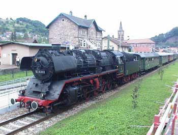 Der historische Dampfzug hält auch in Weisenbach