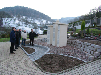 Urnenstelen auf dem Friedhof in Au