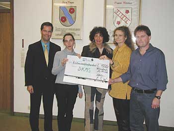Der Freizeitclub Weisenbach übergibt eine Spende an DKMS