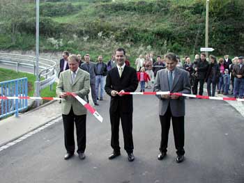 Adolf Baumeister, Bürgermeister Toni Huber und Robert Reif beim Durchschneiden des Bandes (v.l.n.r.)