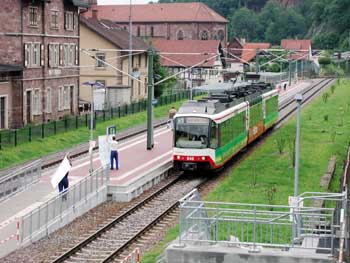 Der erste Stadtbahnzug mit geladenen Gästen