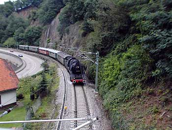 Der historische Dampfzug hält auch in Weisenbach