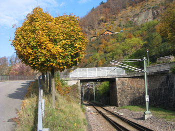 Die Brücke über die AVG-Strecke