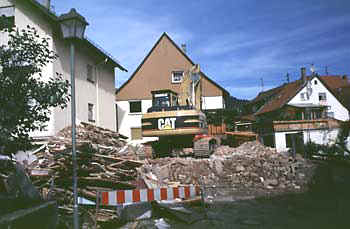 Das Anwesen im „Alten Dorfweg“ wird abgebrochen