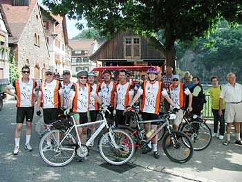 Nicht nur Radler aus ganz Baden-Württemberg, sondern auch die Bürgermeister der Region, darunter BM Huber, sind unter den Teilnehmern zu finden.