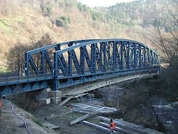 Die frisch gestrichene Eisenbahnbrücke über die Murg