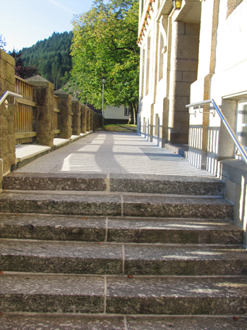 Der sanierte Treppenaufgang zur Grundschule
