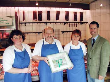 Bürgermeister Toni Huber bei der Geschäftseröffnung