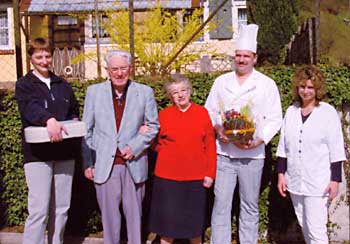 Die Jubiläumskunden mit I. Wunsch als Mittagessen-Ausfahrer, Chefkoch R. Weber, Pflegedienstleiterin S. Weiler (v.l.n.r.).