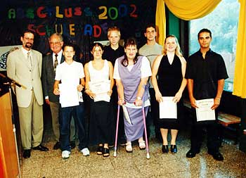 Die Preisträger der Johann-Belzer-Schule mit Rektor Adi Marxer und Dr. Josef Großmann (v.l.n.r.)