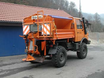 Der neue Streuautomat auf dem Unimog