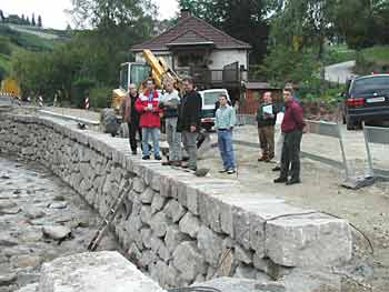 Der Bauausschuss besichtigt die Baumaßnahme