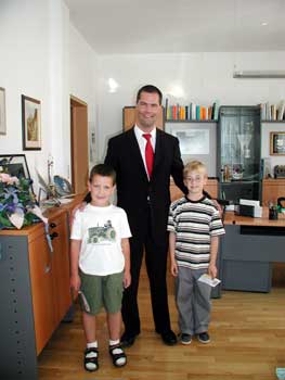 Marcel Roll und Markus Krieg mit Bürgermeister Toni Huber.