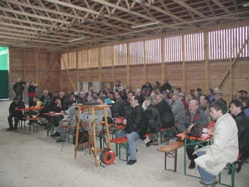 Die zahlreich geladene Gäste in neuen Schafstall