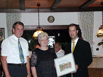 Friedbert Wörner, (1.Vorsitzender) Frau Steinel und Bürgermeister Toni Huber (v.l.n.r.)