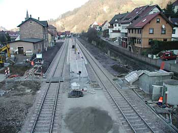 Einbau von Schotter für die neue Trasse