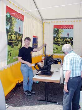 Die historische Druckmaschine mit ihrem Drucker Hansjörg Gerstner