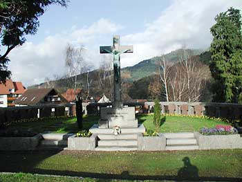 Das Ehrenmal auf dem Weisenbacher Friedhof