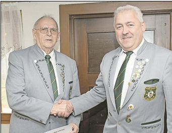 Felix Mungenast (links) erhält die Goldene Ehrennadel