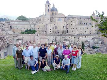 Die Weisenbacher Reisegruppe vor der Kulisse des Weltkulturerbes Urbino in der Nähe der Partnergemeinde San Costanzo.