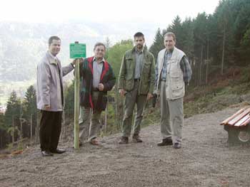 Die aufgestellte Erinnerungstafel, mit Bürgermeister Toni Huber, Otmar Großmann, Dietmar Wetzel und Friedbert Wörner (v.l.n.r.)