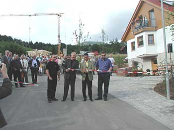 Hans Lamparter und Bürgermeister Toni Huber schneiden das Freigabeband durch 