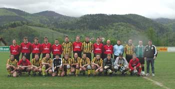 Die Weisenbacher und Kriebsteiner Fußballer vor dem Freundschaftsspiel