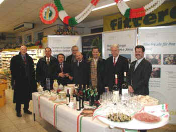 Vertreters der Partnerprovinz mit Landrat Dr. Werner Hudelmeier (2.v.r) und Bürgermeister Toni Huber (3.v.r.) bei der Präsentation der Verkaufsaktion