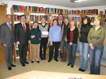 Die Vorstandmitglieder der Sparkasse Rastatt-Gernsbach mit Bürgermeister Toni Huber und einige Mitarbeiterinnen der katholischen Bücherei