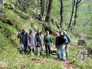 Die agile Auer Rentnergruppe bei der Pflege der Wanderwege