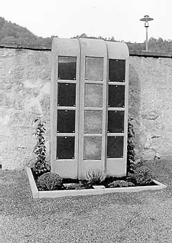 Erste Urnenstelen auf dem Weisenbacher Friedhof