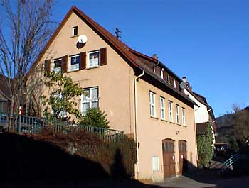 Das ehemalige Kindergarten- bzw. Sparkassengebäude im Ortsteil Au