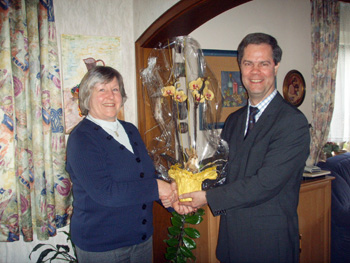 Bürgermeister Toni Huber überreicht Ulrike Essig ein Blumengebinde anlässlich ihres Jubiläums
