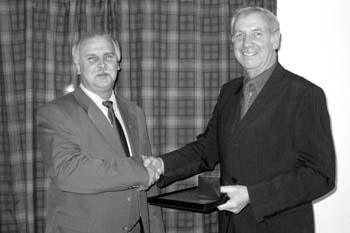 Rudolf Fritz überreicht die Verdienstmedaille an Michael Hürst